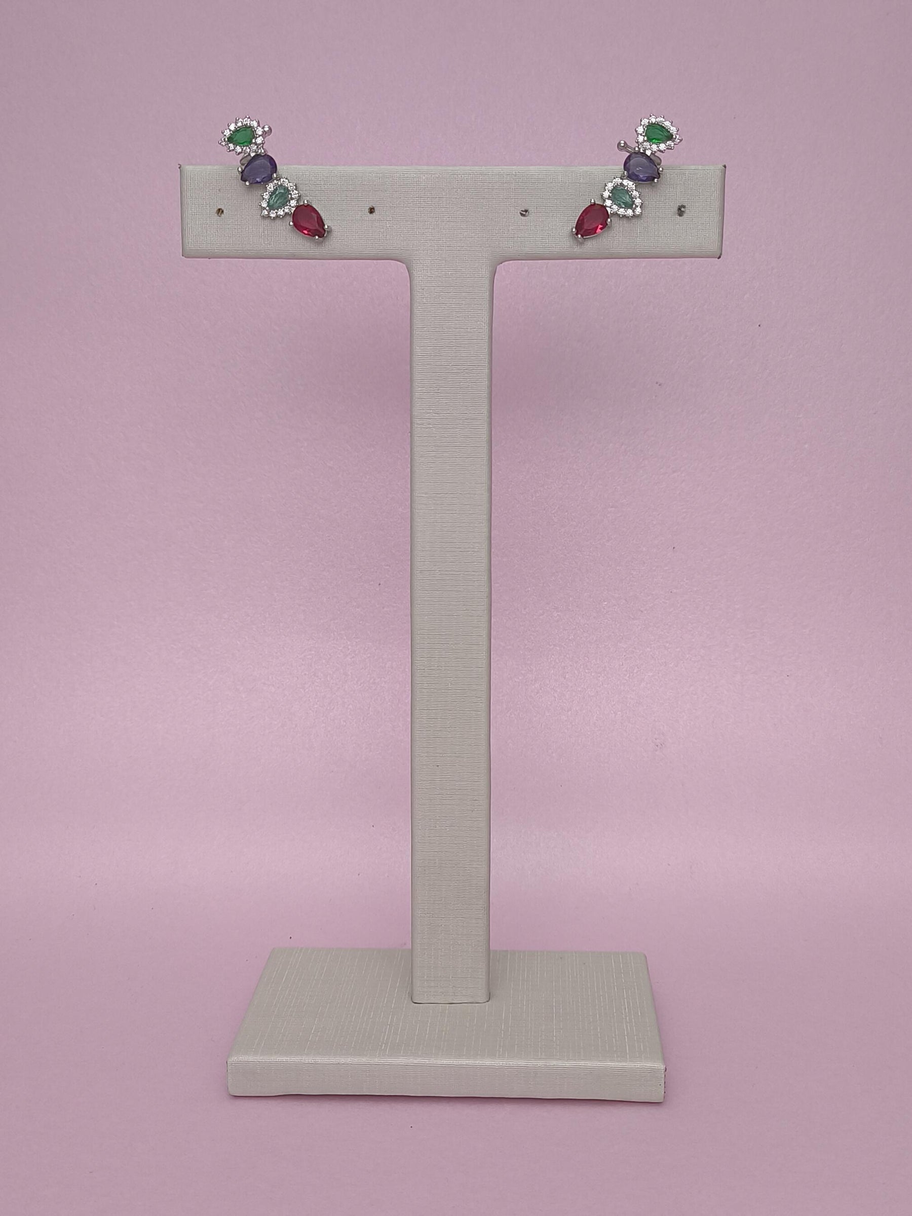 Earcuff com Gotas Cravejadas e Coloridas: ousadia e delicadeza em um mix vibrante que valoriza o seu estilo