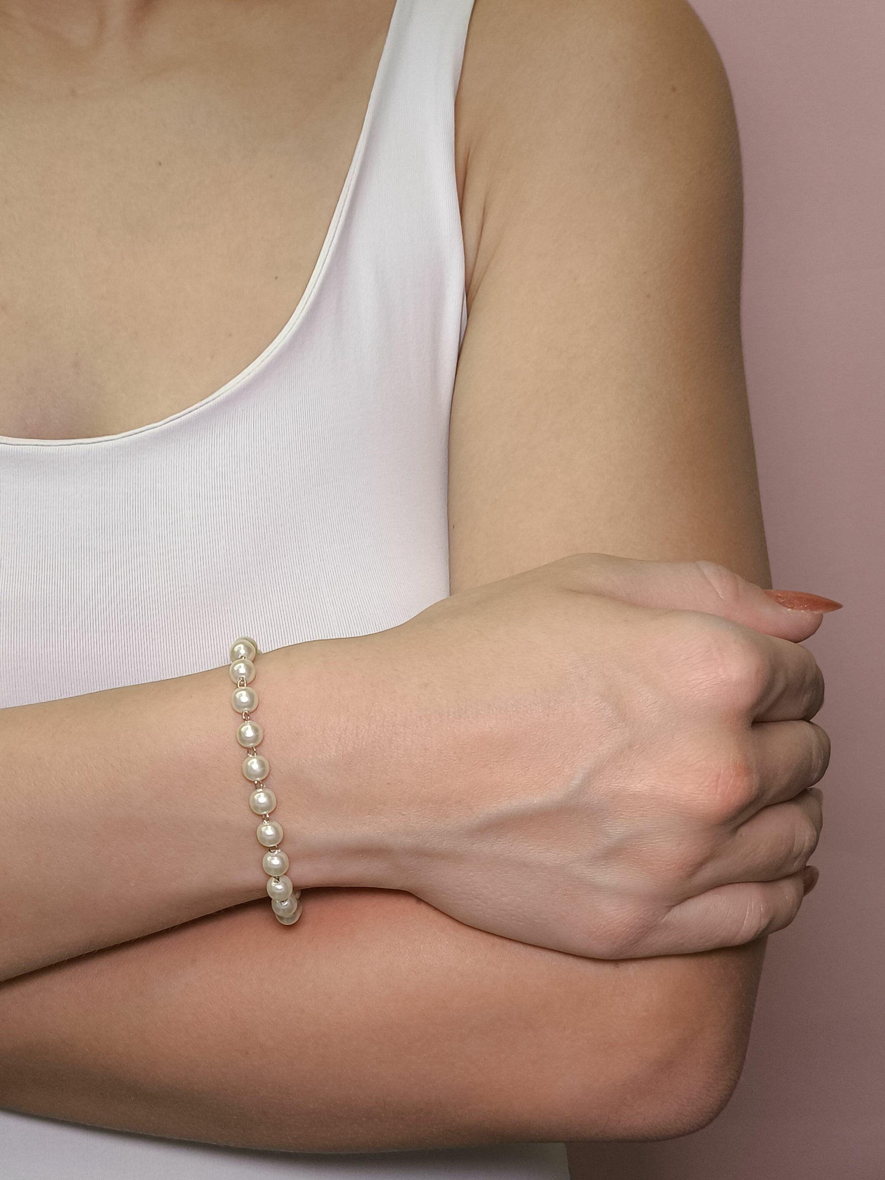 Pulseira com Pérolas Redondas: um clássico moderno que combina delicadeza, brilho e sofisticação