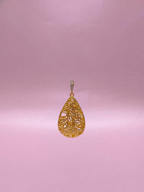 Pingente Gota Desenhada: brilho delicado com contraste sofisticado em cada traço da peça