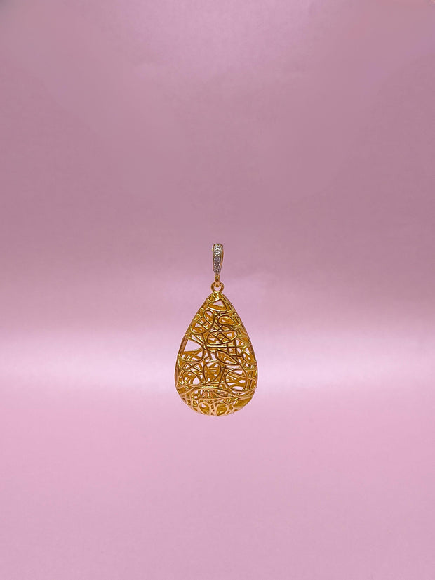 Pingente Gota Desenhada: brilho delicado com contraste sofisticado em cada traço da peça