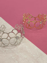 Bracelete Peônias: Elegância Floral Com Brilho Refinado