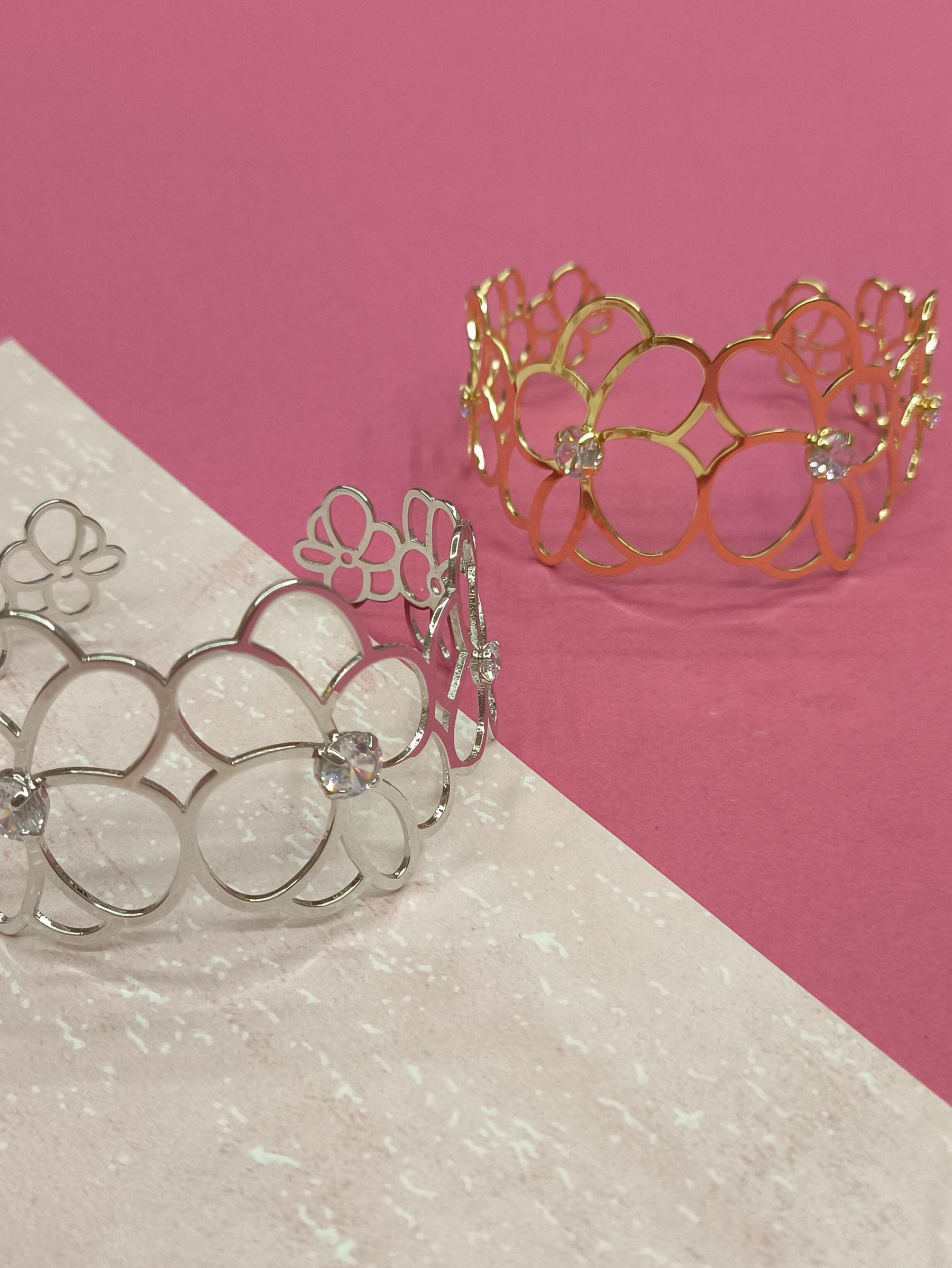 Bracelete Peônias: Elegância Floral Com Brilho Refinado