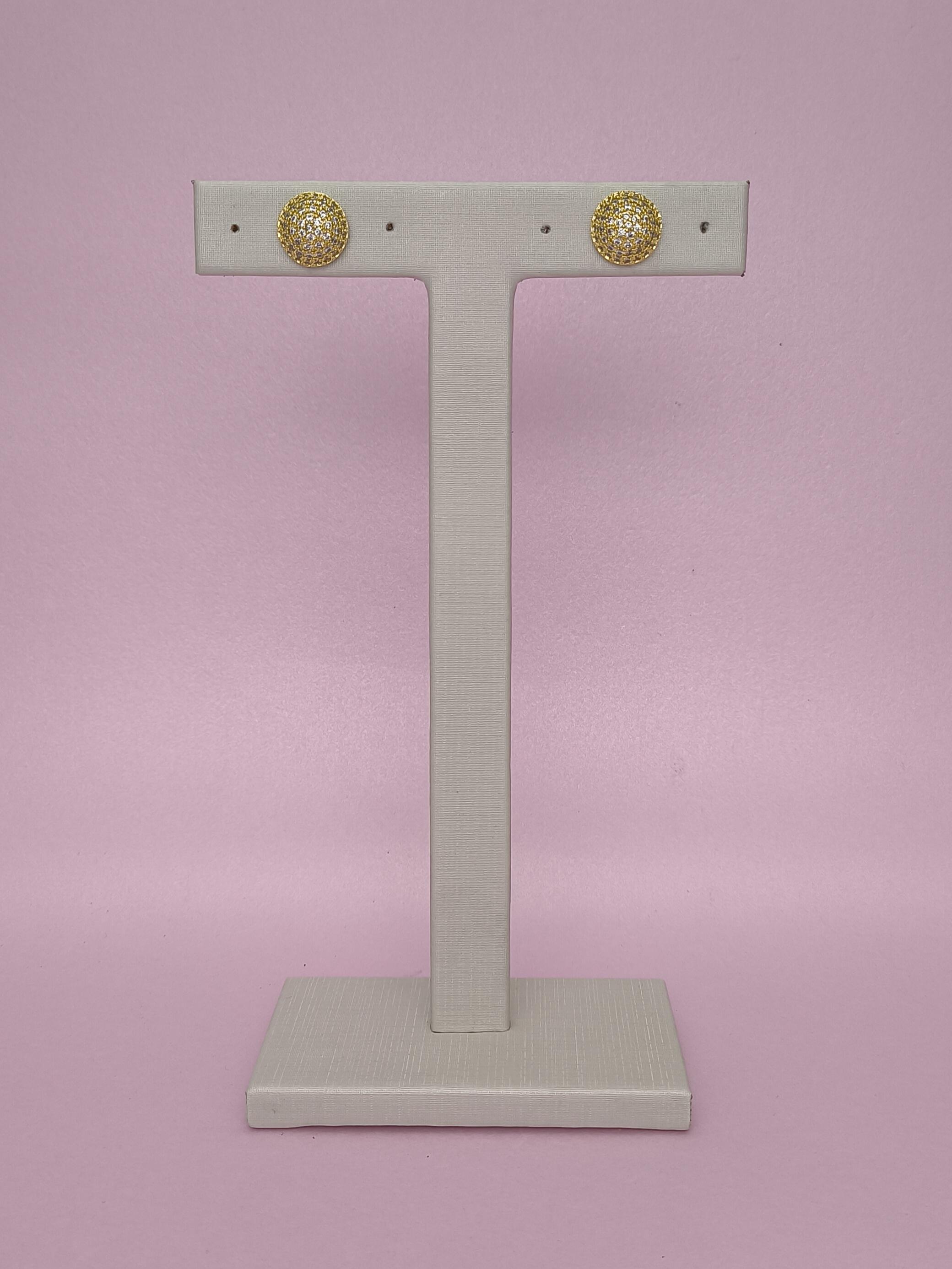 Brinco Botão Cravejado M: Elegância Em Tamanho Médio Com Brilho Sofisticado