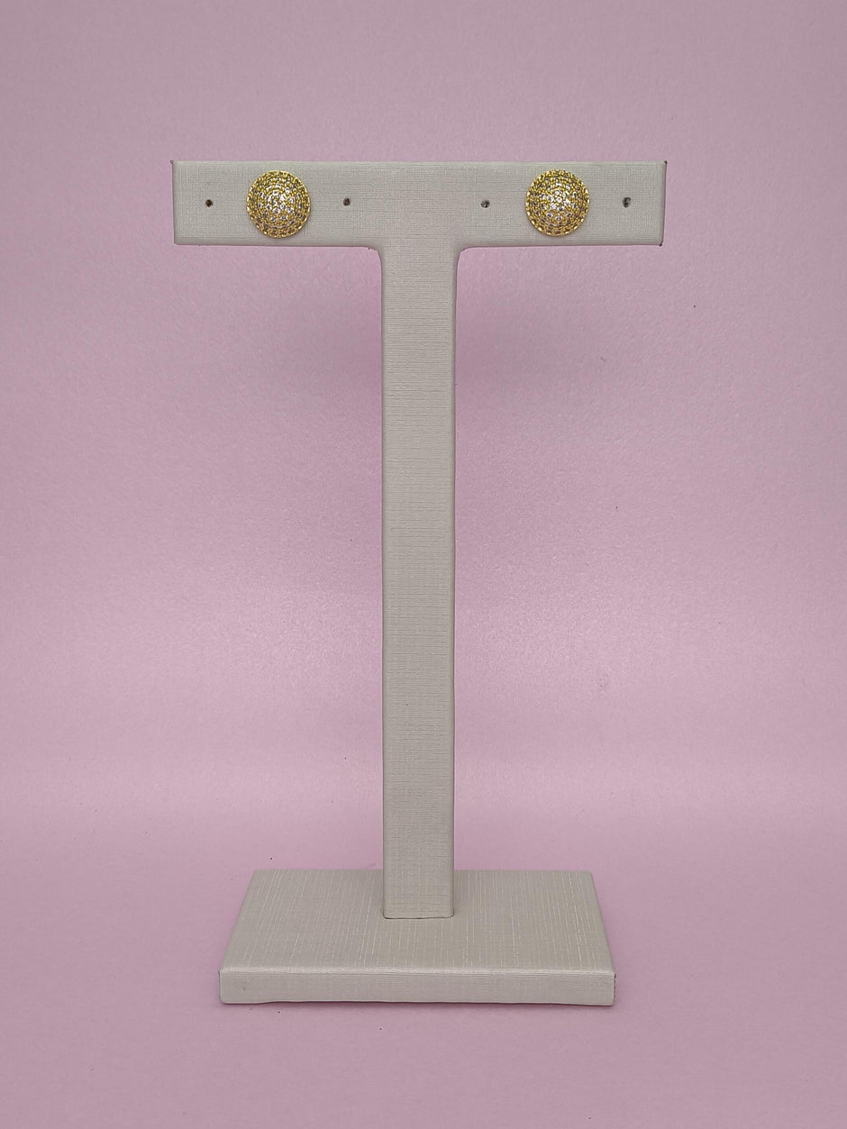 Brinco Botão Cravejado M: Elegância Em Tamanho Médio Com Brilho Sofisticado