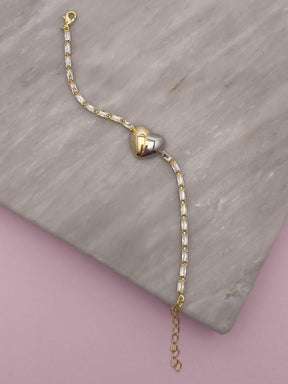 Pulseira com Baguetes e Coração Due Colori: brilho e romantismo em uma peça que une delicadeza e contraste elegante