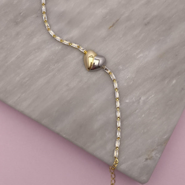 Pulseira com Baguetes e Coração Due Colori: brilho e romantismo em uma peça que une delicadeza e contraste elegante
