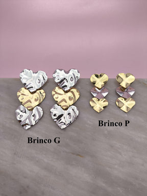 Brinco 3 Corações Martelados G: Elegância Marcante Com Design Sofisticado