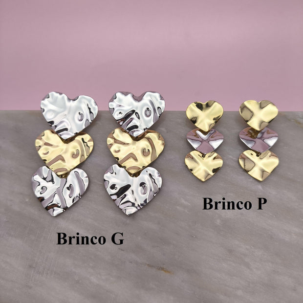 Brinco 3 Corações Martelados G: Elegância Marcante Com Design Sofisticado