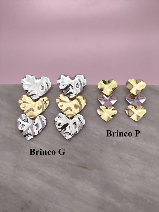 Brinco 3 Corações Martelados G: Elegância Marcante Com Design Sofisticado
