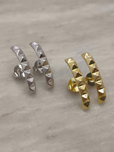 Ear Hook Linear Triângulos: sofisticação geométrica para um visual marcante