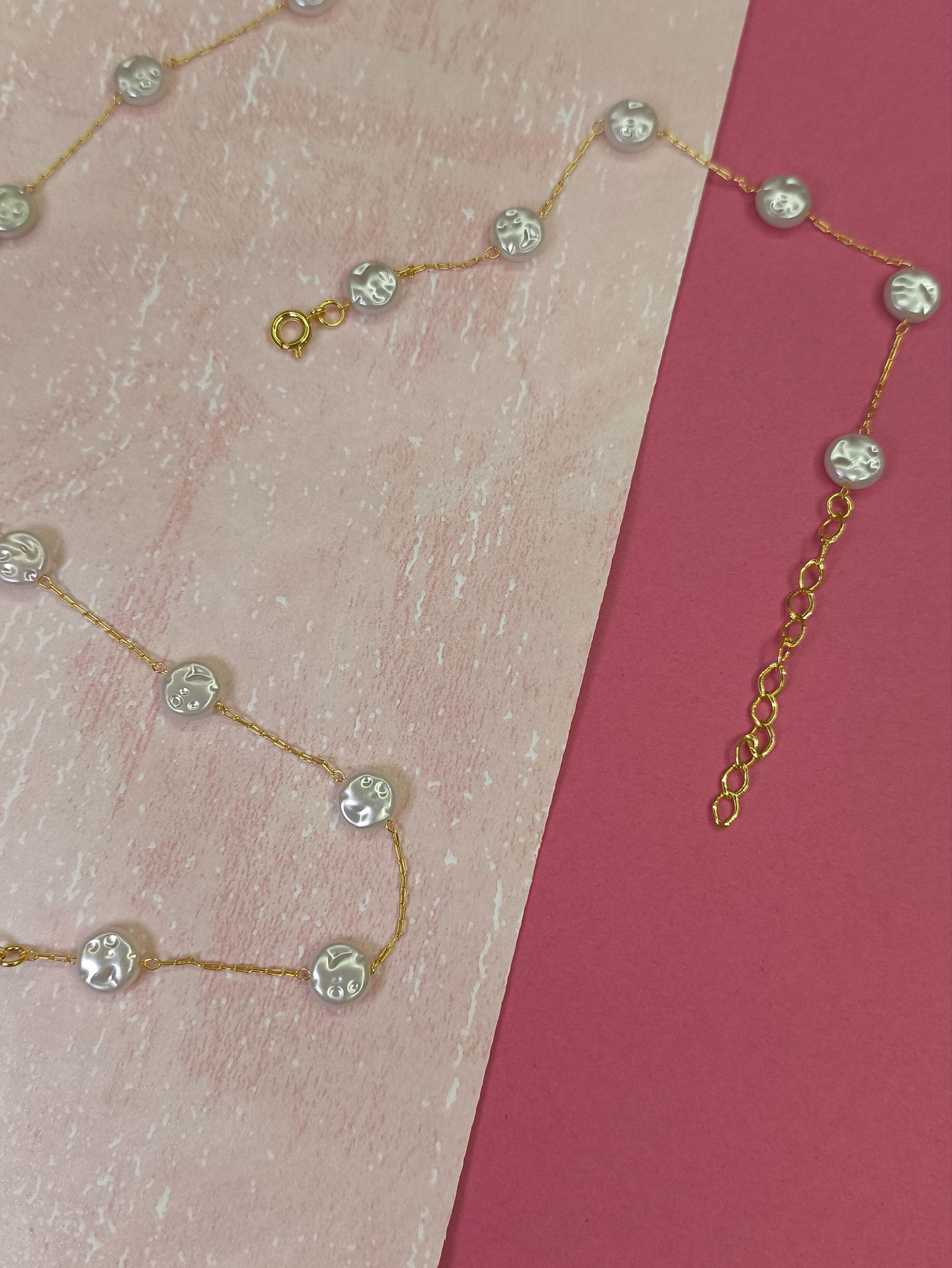 Pulseira com Pérolas Achatadas: charme delicado com toque contemporâneo para iluminar seu estilo