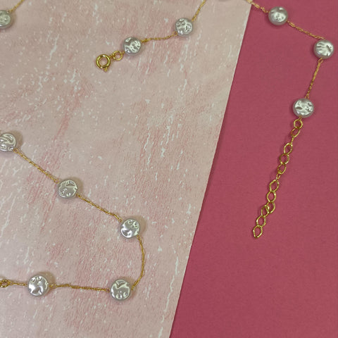 Pulseira com Pérolas Achatadas: charme delicado com toque contemporâneo para iluminar seu estilo