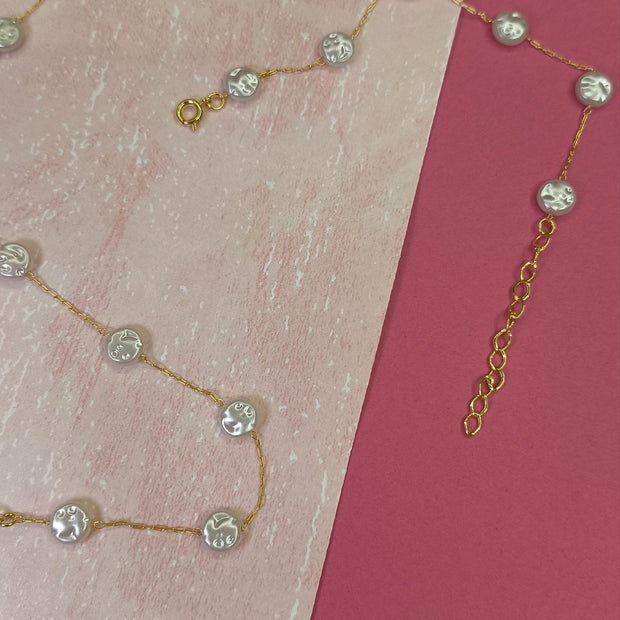 Pulseira com Pérolas Achatadas: charme delicado com toque contemporâneo para iluminar seu estilo