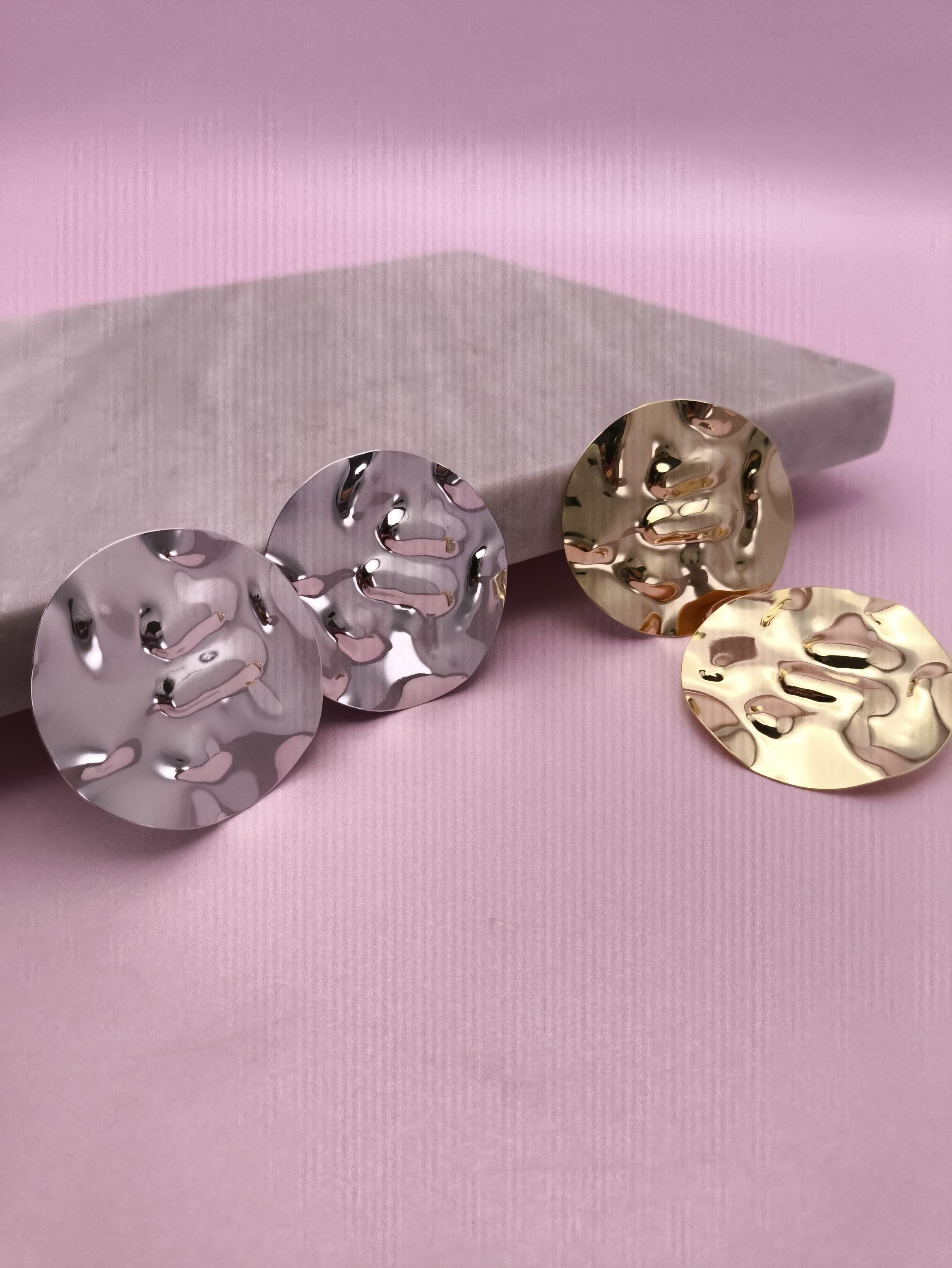 Brinco Redondo Martelado: Textura Martellato Com Elegância Moderna