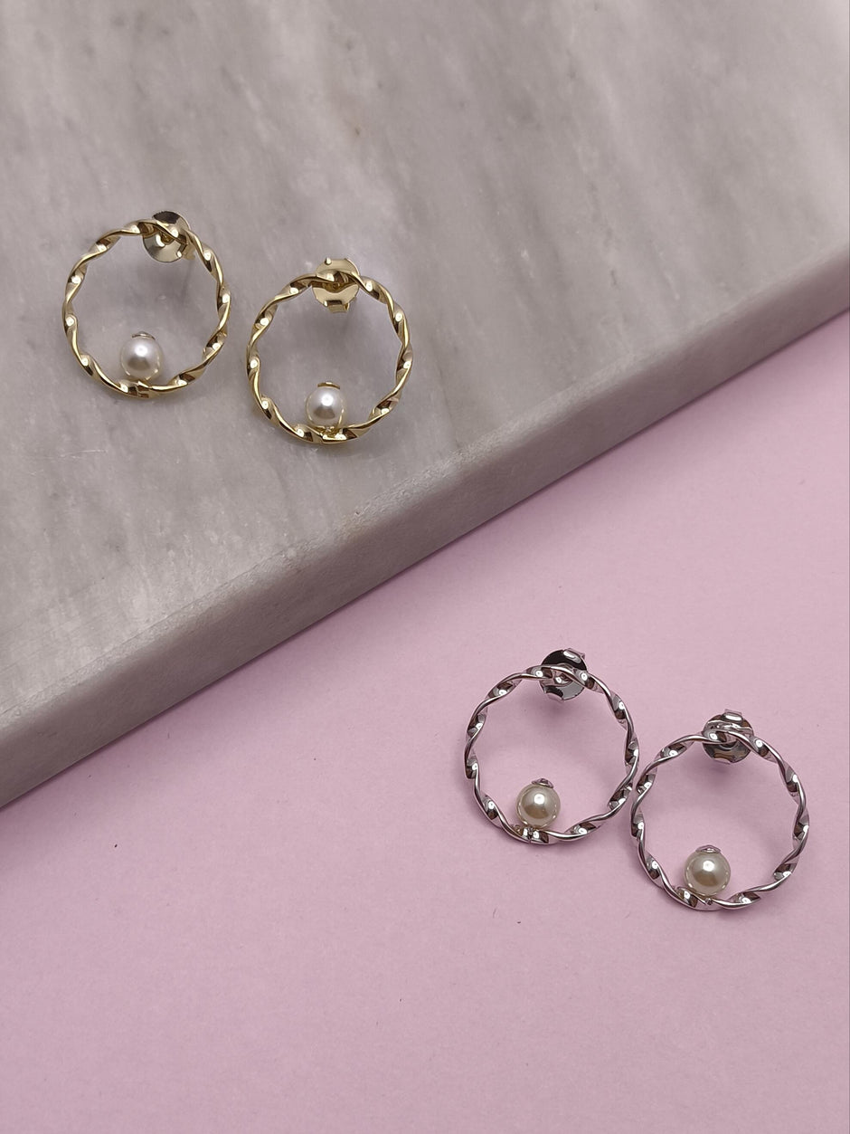 Brinco Redondo Trançado Com Pérola: Elegância Clássica Com Toque Texturizado