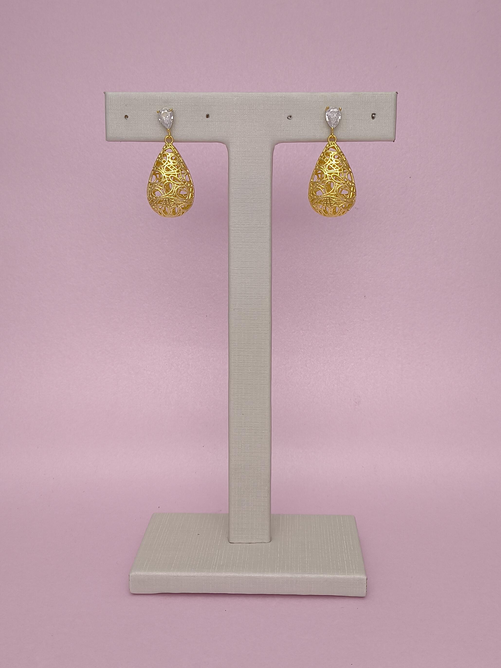 Brinco Gota Desenhada: Elegância Suave Com Design Delicado