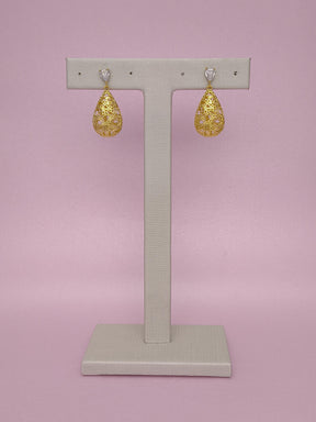 Brinco Gota Desenhada: Elegância Suave Com Design Delicado