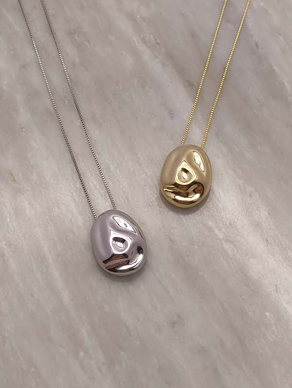 Colar com Pingente Oval Martelado