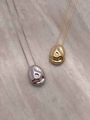 Colar com Pingente Oval Martelado