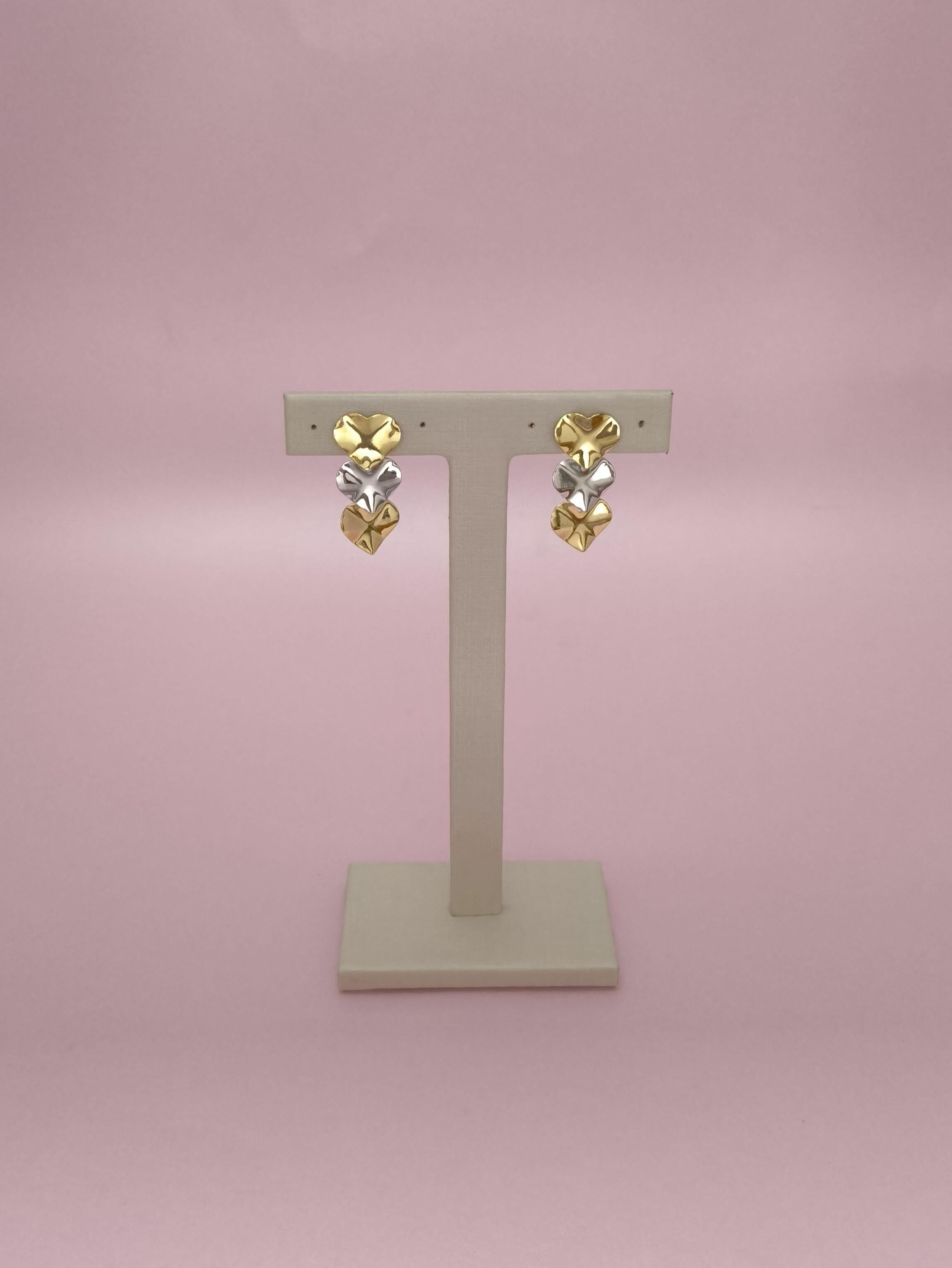 Brinco 3 Corações Martelados P: Charme E Textura Em Tamanho Compacto