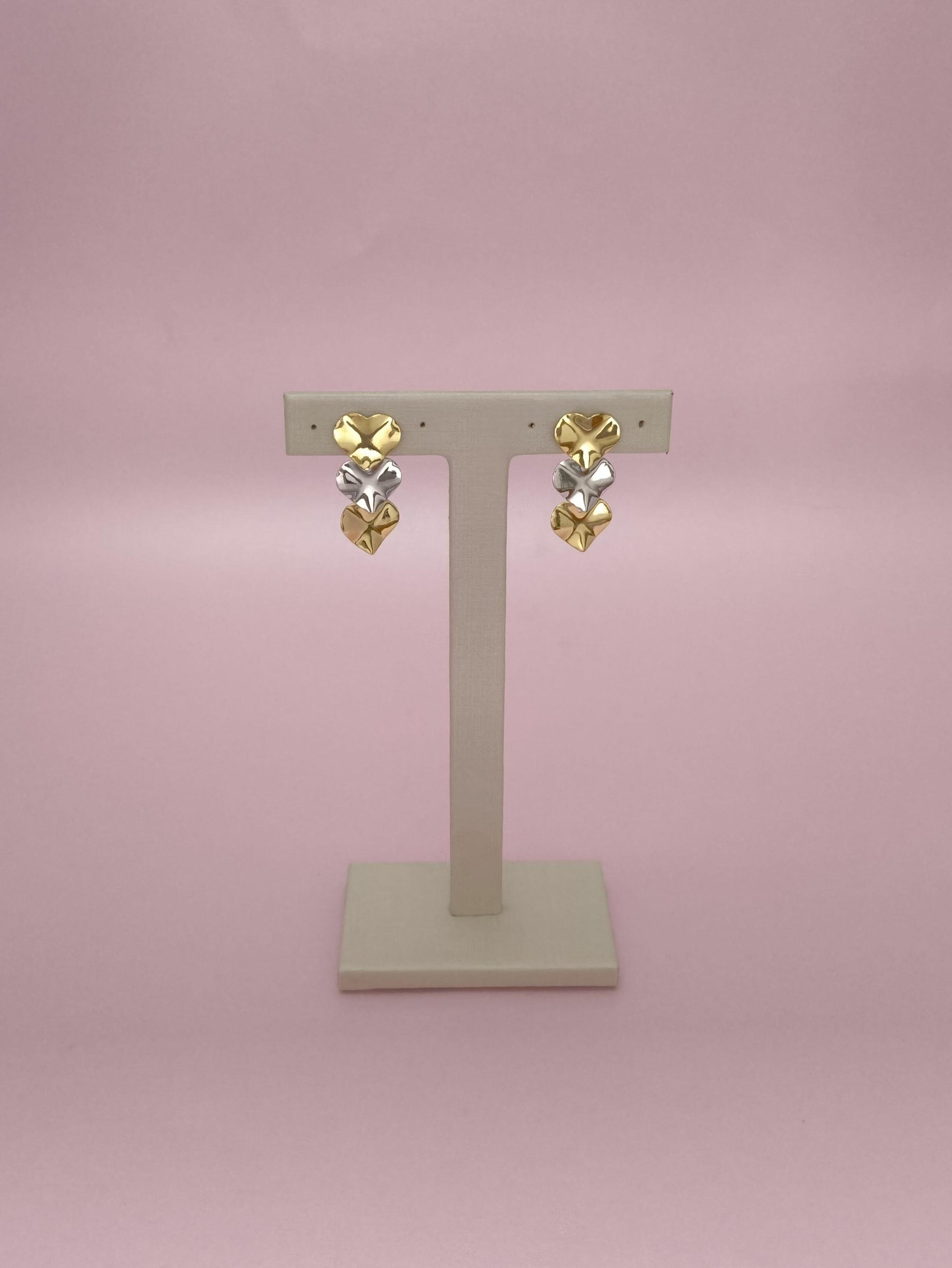 Brinco 3 Corações Martelados P: Charme E Textura Em Tamanho Compacto