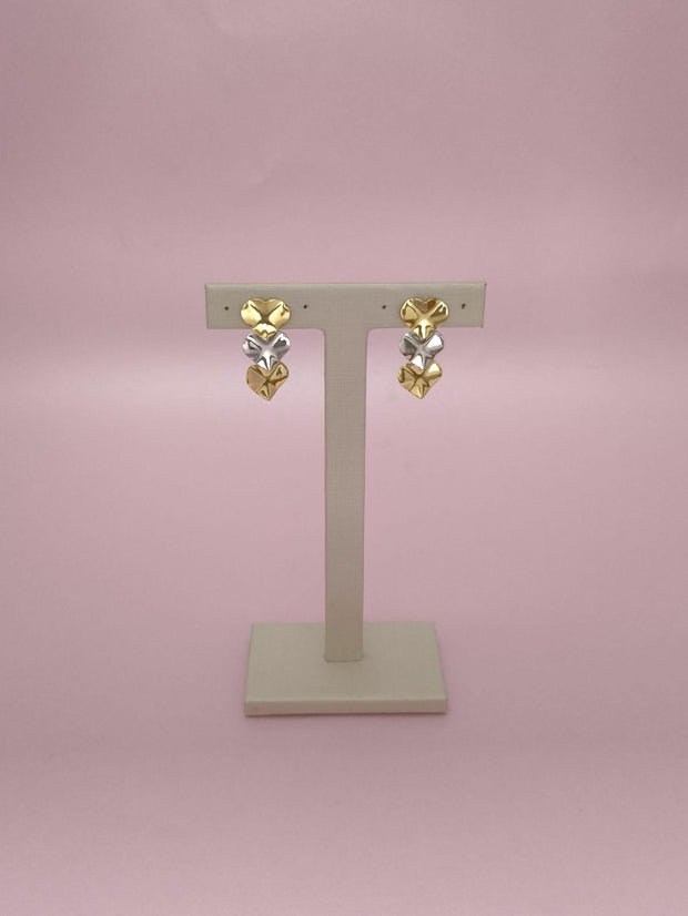 Brinco 3 Corações Martelados P: Charme E Textura Em Tamanho Compacto