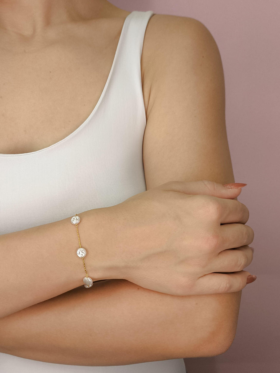 Pulseira com Pérolas Achatadas: charme delicado com toque contemporâneo para iluminar seu estilo