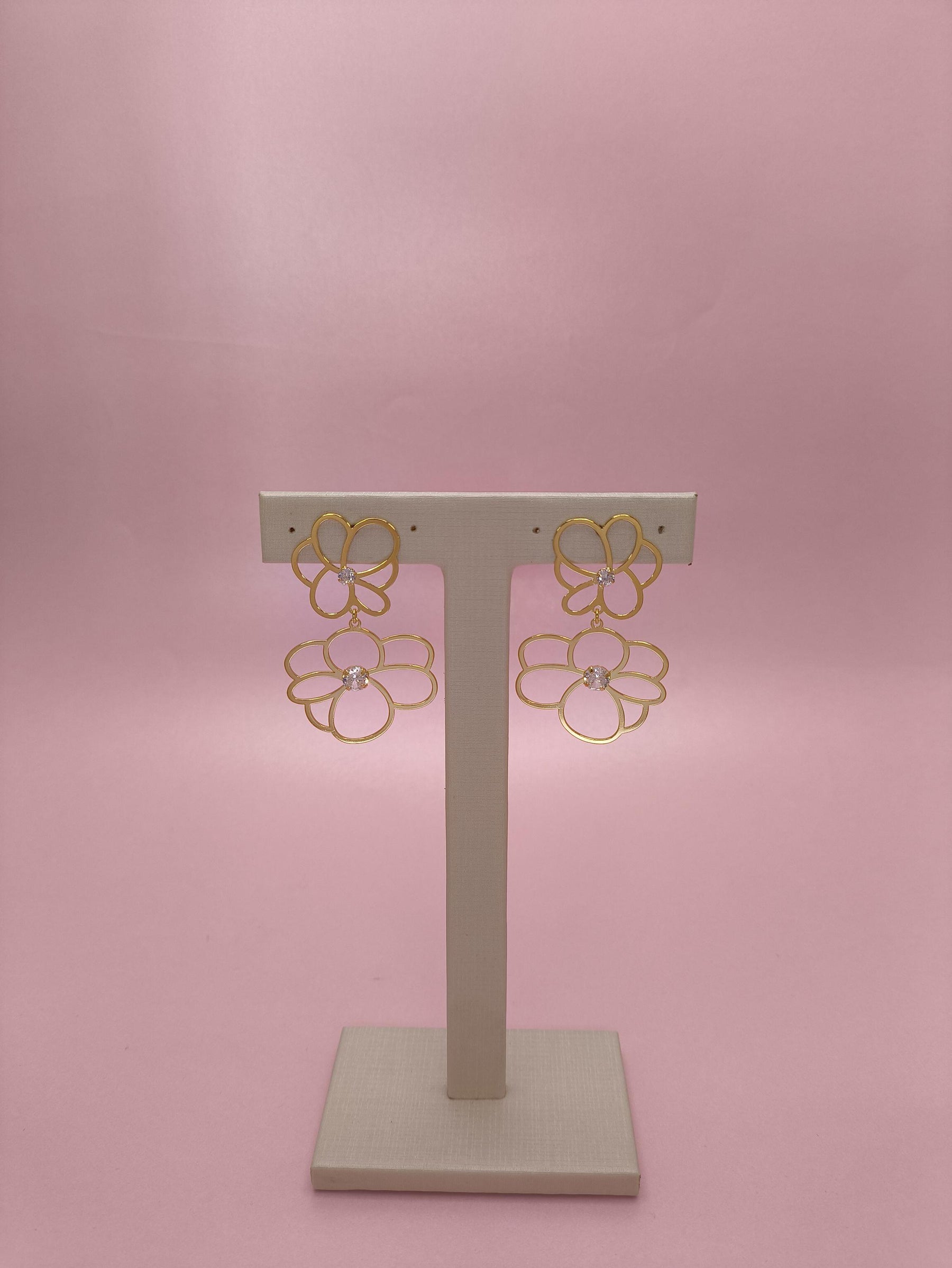 Brinco Peônias 2: Elegância Floral Com Brilho Intenso