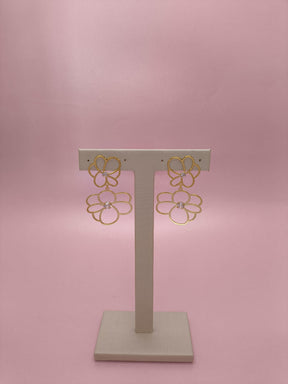 Brinco Peônias 2: Elegância Floral Com Brilho Intenso