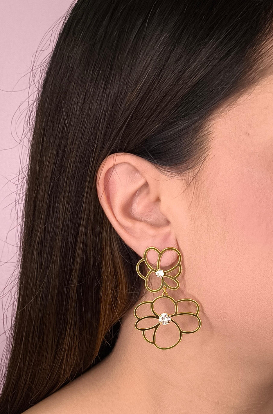 Brinco Peônias 2: Elegância Floral Com Brilho Intenso