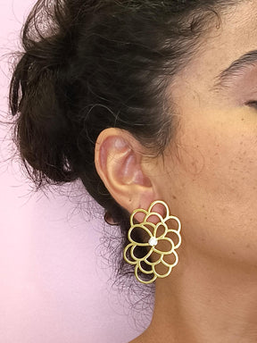 Brinco Peônias 1: Delicadeza Floral Com Design Sofisticado