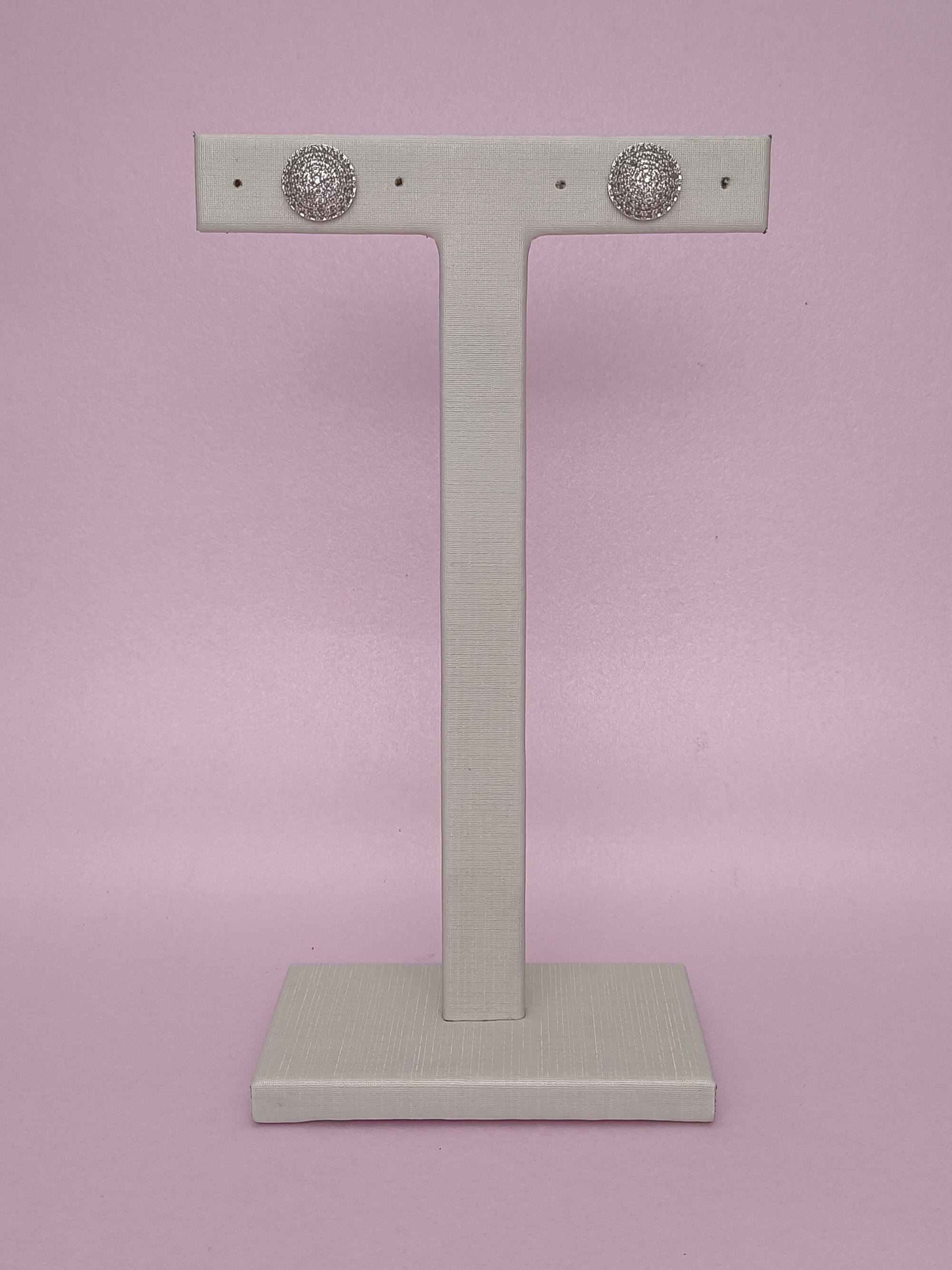 Brinco Botão Cravejado M: Elegância Em Tamanho Médio Com Brilho Sofisticado