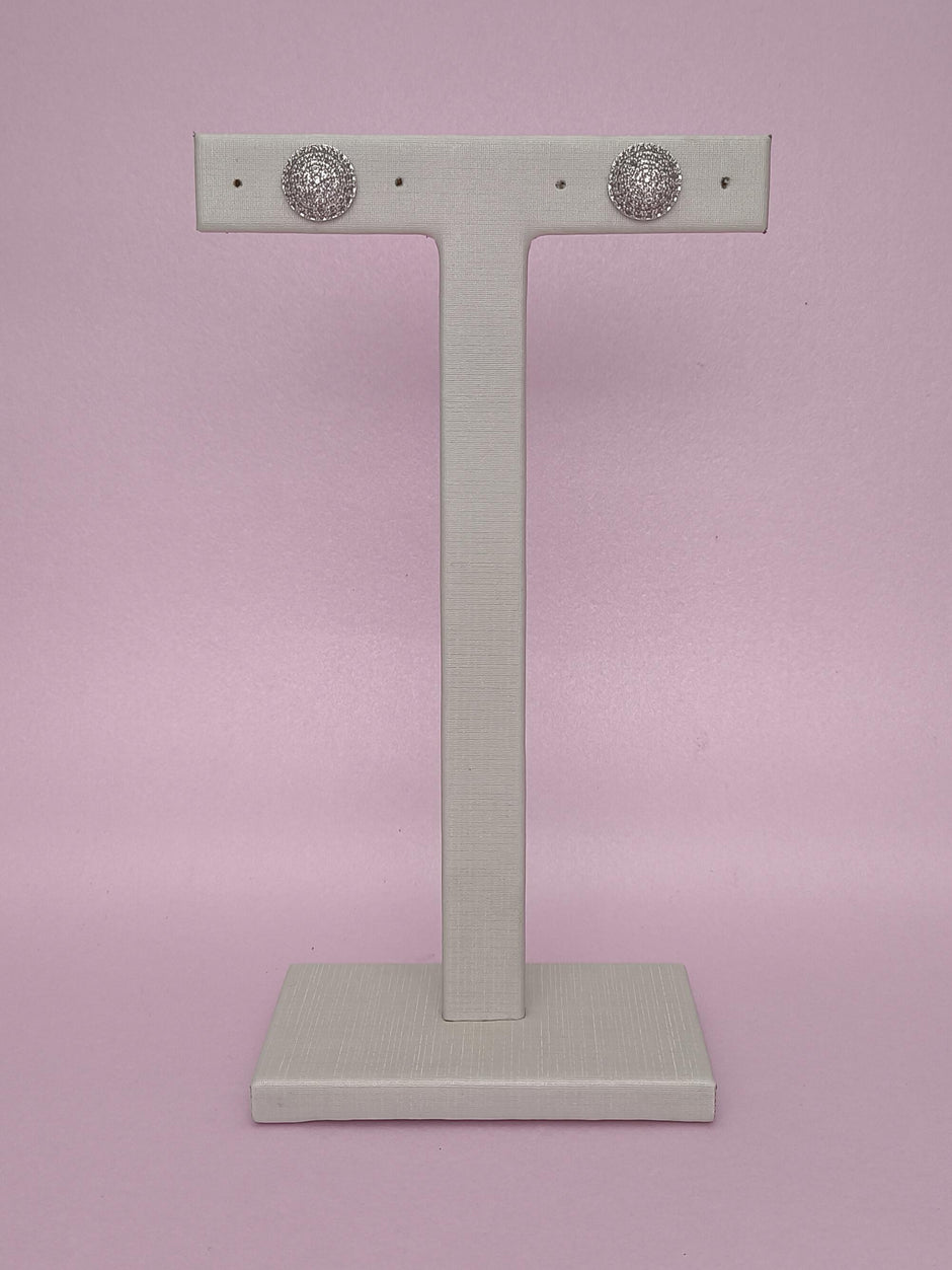 Brinco Botão Cravejado M: Elegância Em Tamanho Médio Com Brilho Sofisticado