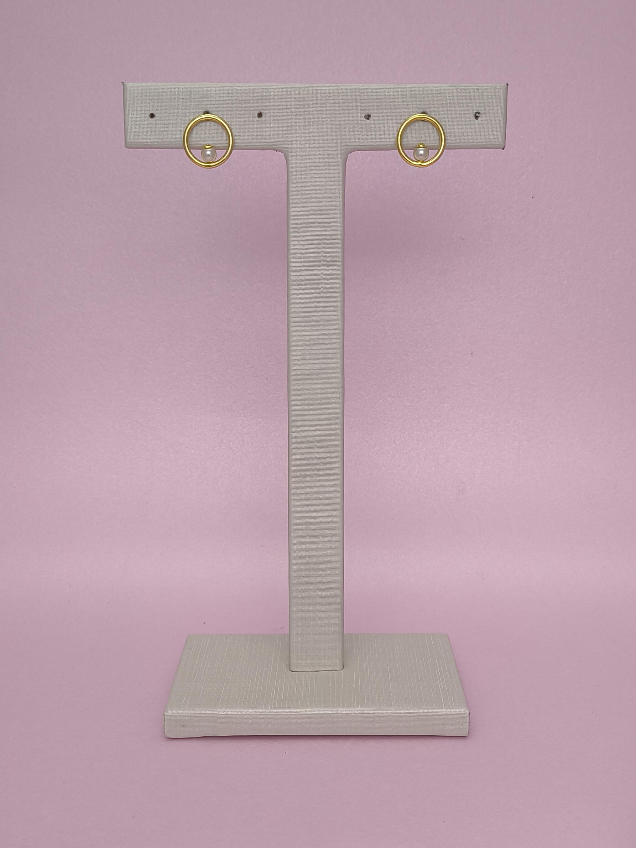 Brinco Redondo Liso Com Pérola: Elegância Minimalista Com Toque Clássico