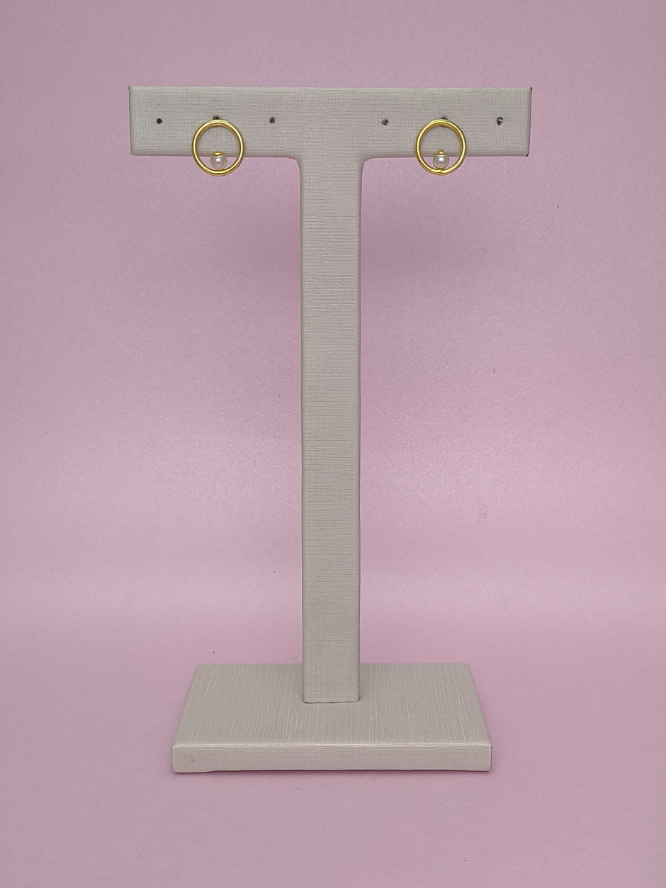 Brinco Redondo Liso Com Pérola: Elegância Minimalista Com Toque Clássico