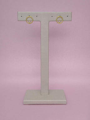 Brinco Redondo Liso Com Pérola: Elegância Minimalista Com Toque Clássico