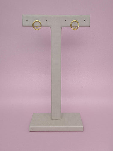 Brinco Redondo Liso Com Pérola: Elegância Minimalista Com Toque Clássico