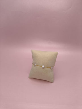 Pulseira com Pérolas Achatadas: charme delicado com toque contemporâneo para iluminar seu estilo