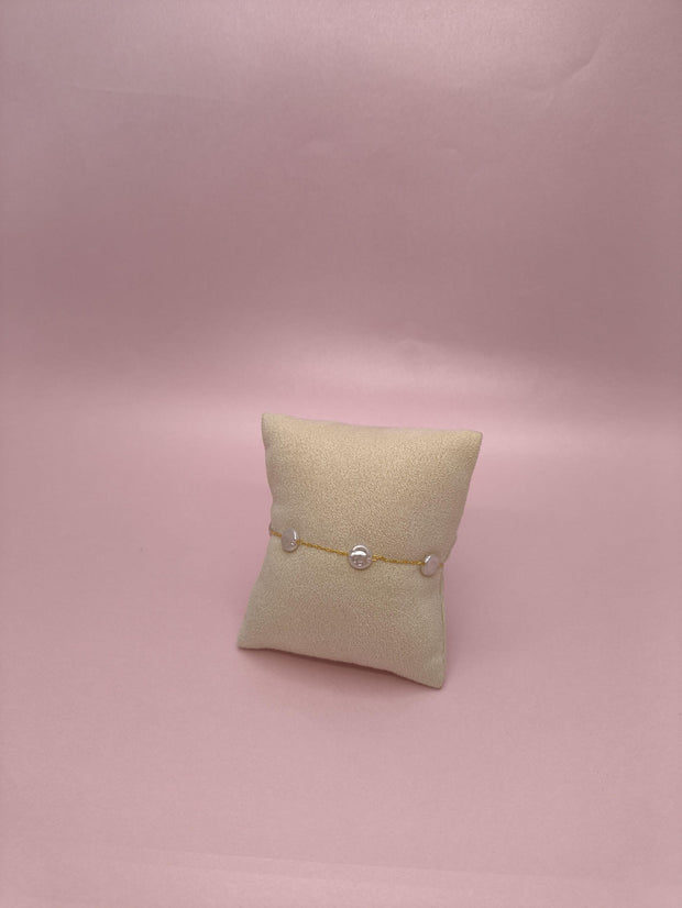 Pulseira com Pérolas Achatadas: charme delicado com toque contemporâneo para iluminar seu estilo