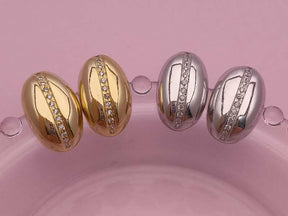 Brinco Liso Cravejado: Sofisticação Minimalista Com Brilho Delicado