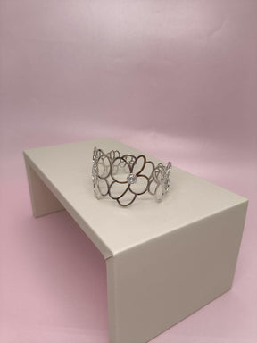 Bracelete Peônias: Elegância Floral Com Brilho Refinado