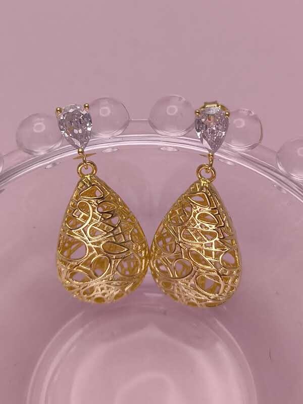 Brinco Gota Desenhada: Elegância Suave Com Design Delicado