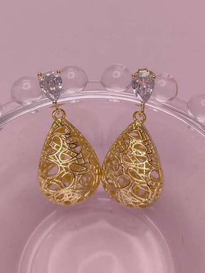 Brinco Gota Desenhada: Elegância Suave Com Design Delicado