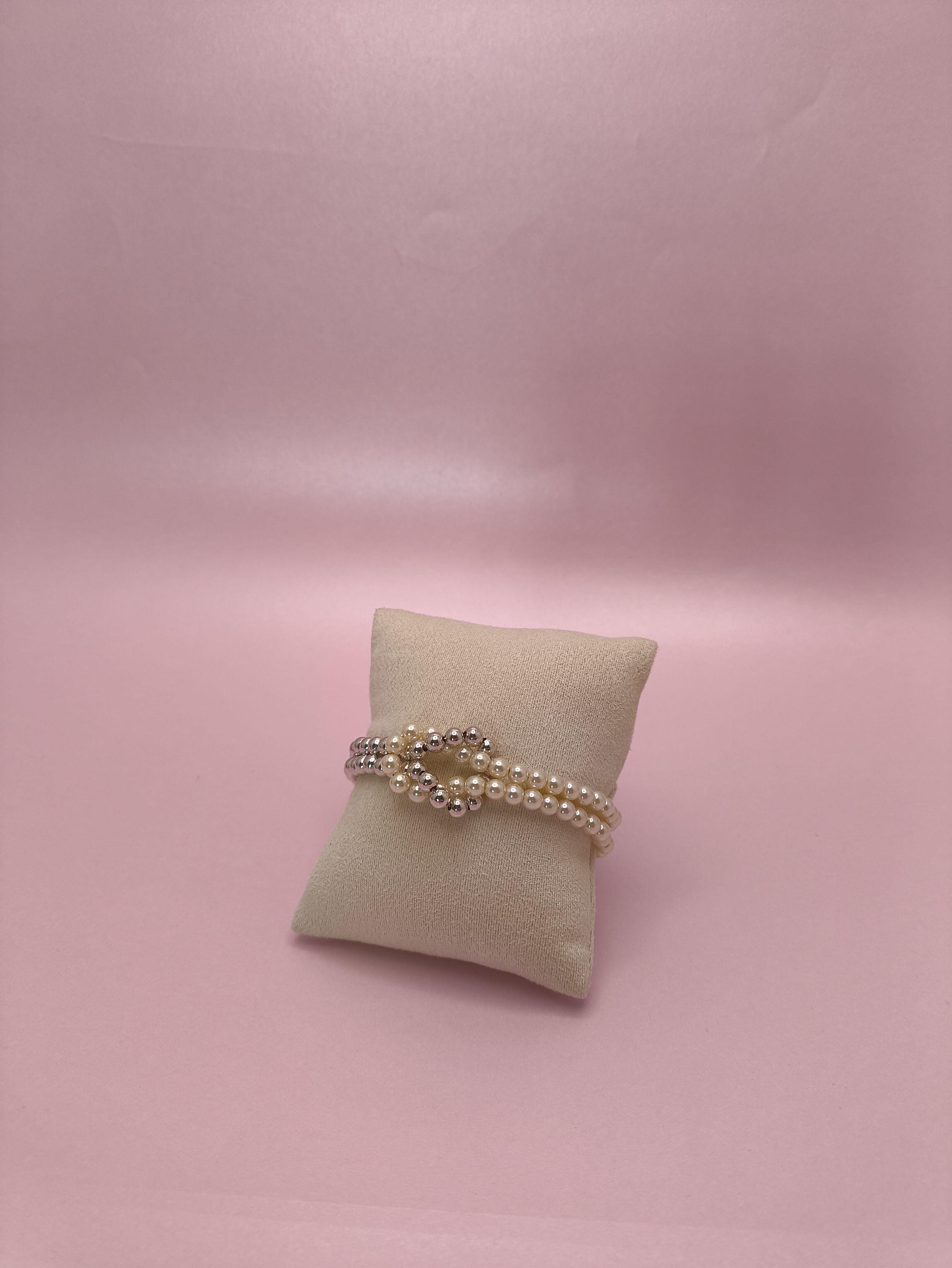 Pulseira Entrelaçada com Pérolas: delicadeza clássica com um toque moderno para iluminar seu visual