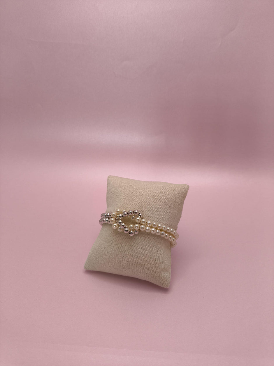 Pulseira Entrelaçada com Pérolas: delicadeza clássica com um toque moderno para iluminar seu visual