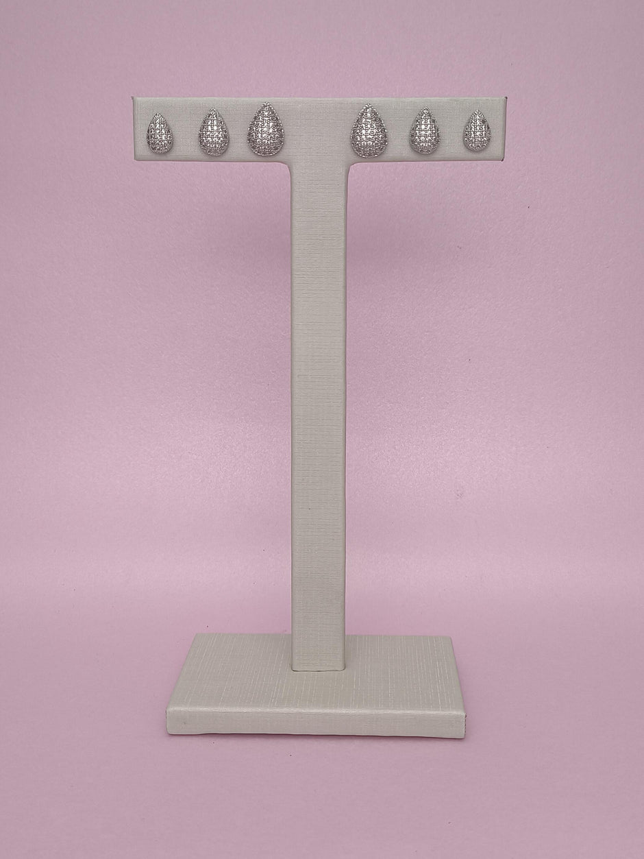 Trio Gotas Cravejadas: elegância versátil com acabamento impecável em ouro ou ródio branco