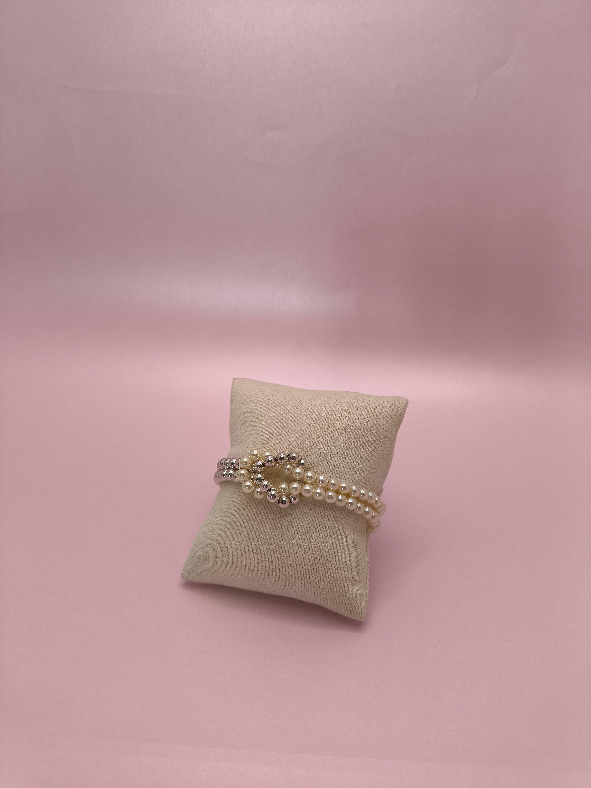 Pulseira Entrelaçada com Pérolas: delicadeza clássica com um toque moderno para iluminar seu visual