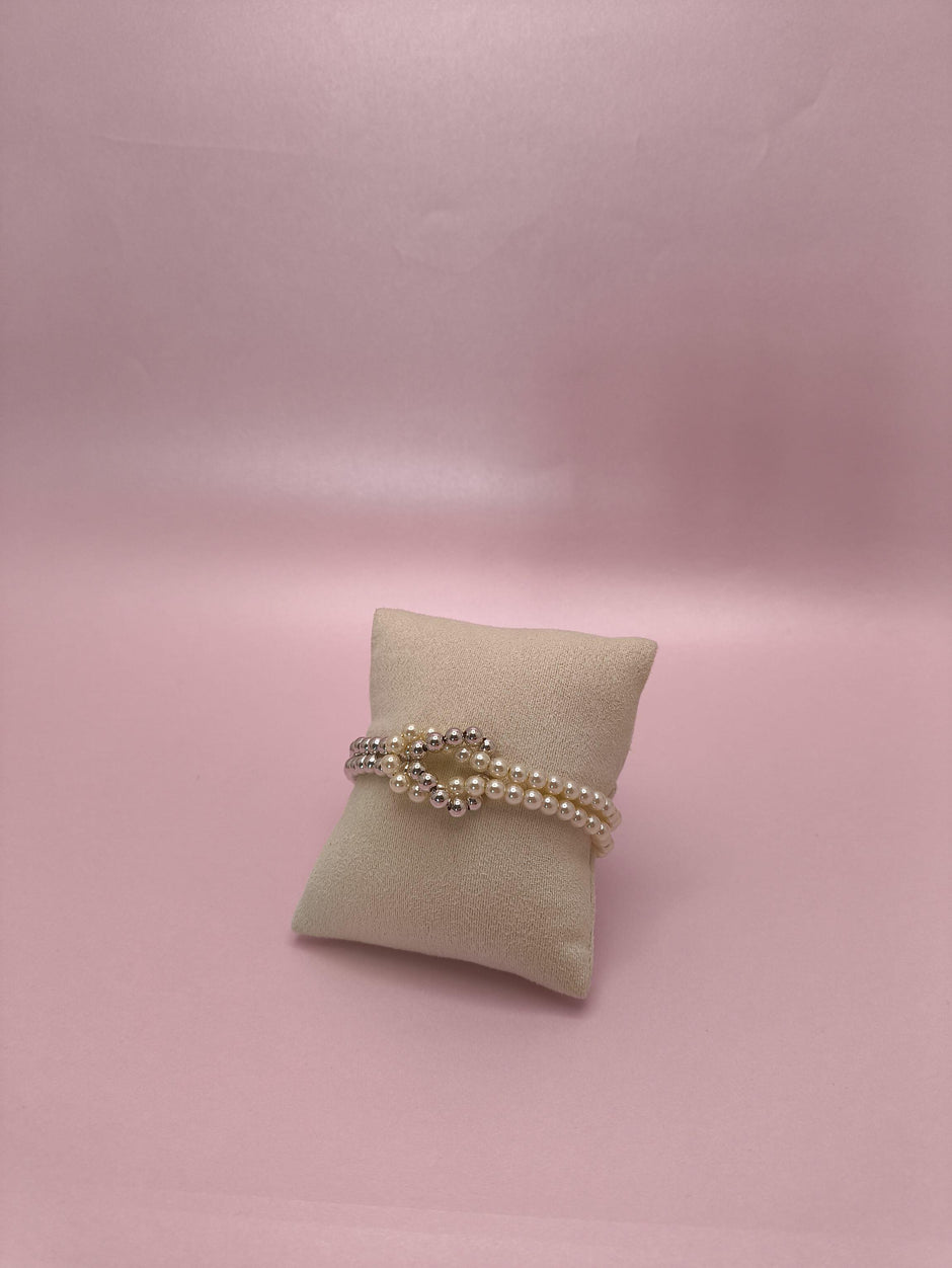 Pulseira Entrelaçada com Pérolas: delicadeza clássica com um toque moderno para iluminar seu visual