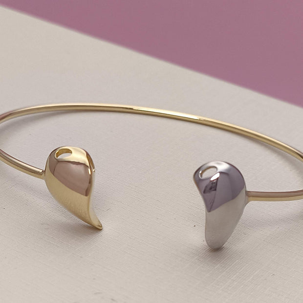Bracelete Com Coração Due Colori: Elegância Bicolor Com Toque Romântico