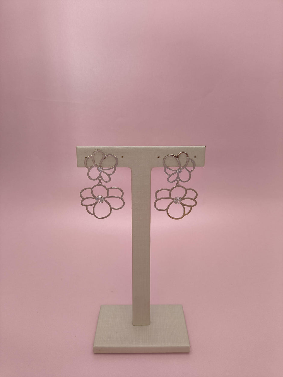 Brinco Peônias 2: Elegância Floral Com Brilho Intenso